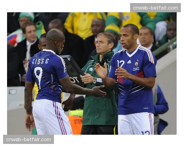 特写：克莱枫丹基地迎来一批法国U16青年队小将参观法甲博物馆