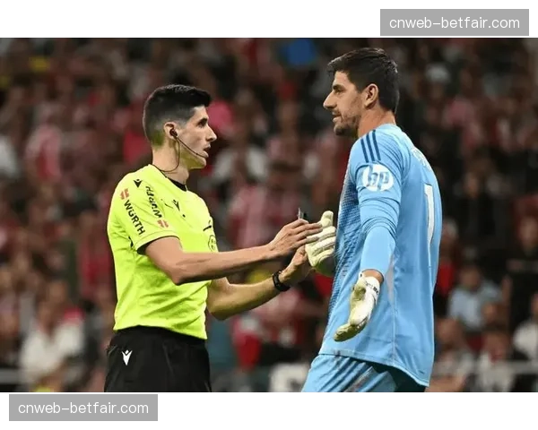 马德里德比观众席突发医疗事件,比赛中断十分钟后球员重回赛场 马德里德比观众席突发医疗事件,比赛中断十分钟后球员重回赛场