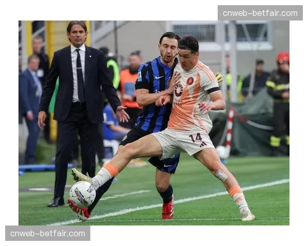 特写：终场哨响 提前夺冠的国米将士列队致敬即将退役的罗马队长佩莱格里尼