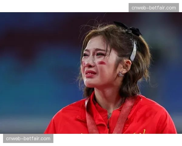 泪水与掌声,青岛西海岸老将王栋在生涯最后一个主场赛后动情告别